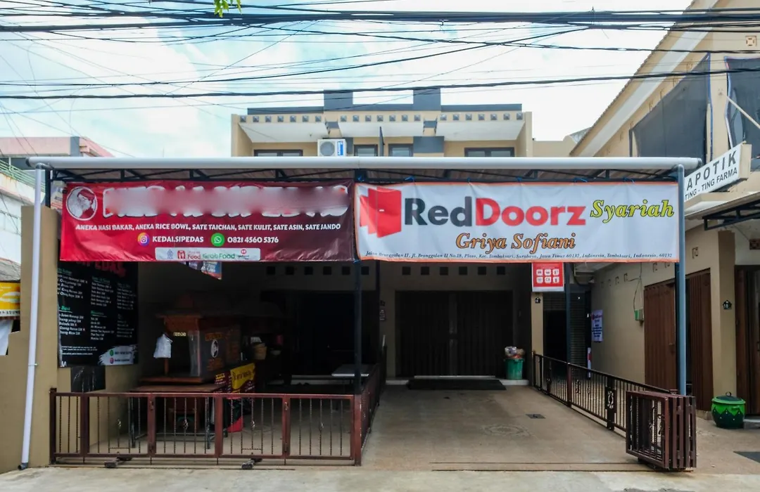 RedDoorz Syariah near Stasiun Gubeng 2-1
