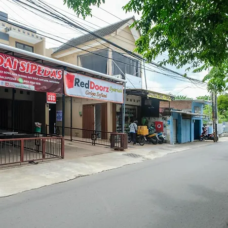 RedDoorz Syariah near Stasiun Gubeng 2-3